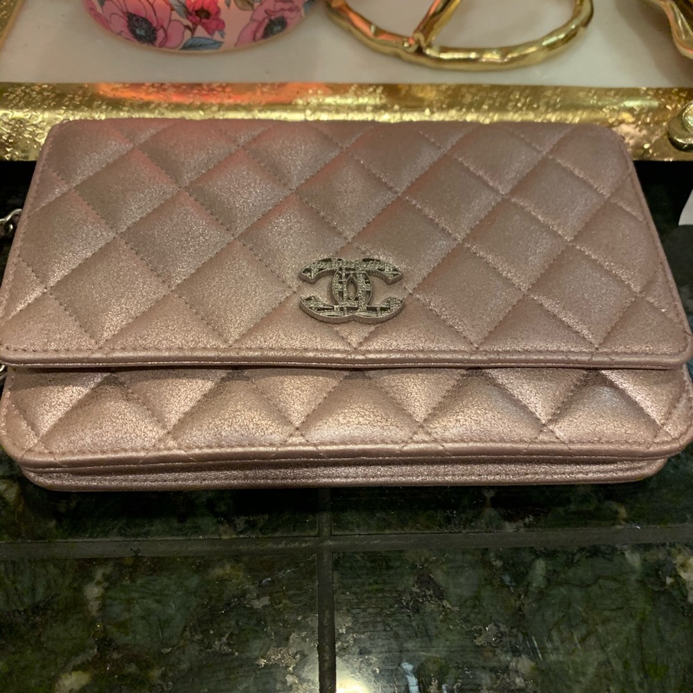 ❌SOLD❌Beautiful Chanel  iridescent rose gold Woc - Picture 6 of 12